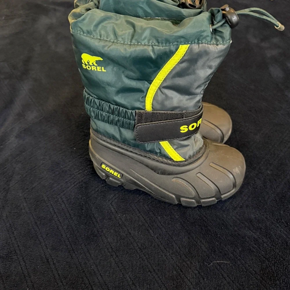 Sorel Kids Snow Flurry Boots Dark Green Black Yellow NC1965-370 Size‎ 10 Toddler